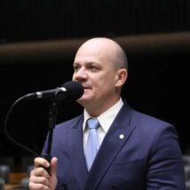 Oposição amplia críticas a Moraes após restrição de contato entre Bolsonaro e filho. Imagem referente a matéria