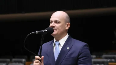 Oposição amplia críticas a Moraes após restrição de contato entre Bolsonaro e filho.