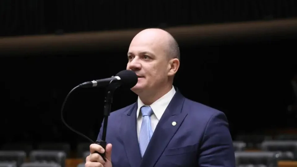 Oposição amplia críticas a Moraes após restrição de contato entre Bolsonaro e filho.