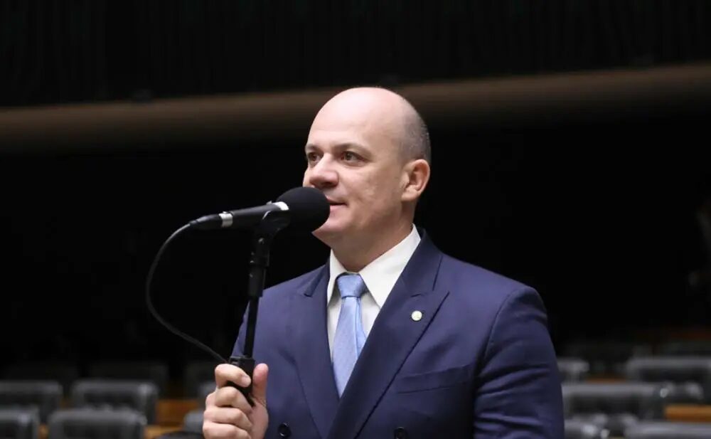Oposição amplia críticas a Moraes após restrição de contato entre Bolsonaro e filho.