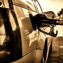 Gasolina virou metáfora do Brasil: tudo mantém o mesmo nome, mas o conteúdo muda aos poucos até quase ninguém notar. Imagem referente a matéria