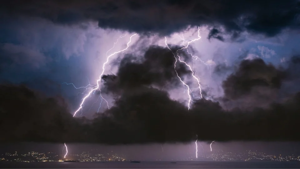 Tempestade causada por rios atmosféricos.