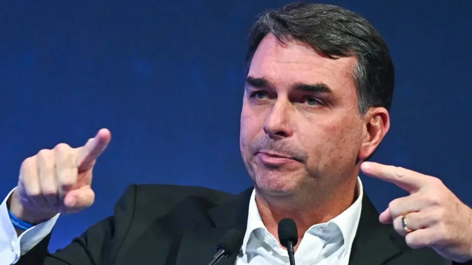 Flávio Bolsonaro promete manter Bolsa Família e propõe cashback para estimular qualificação.