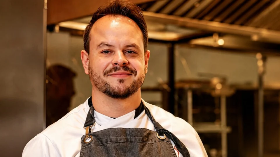Para o chef Ivan Lopes, o sucesso de uma confraternização começa no planejamento e se completa com uma experiência gastronômica memorável.