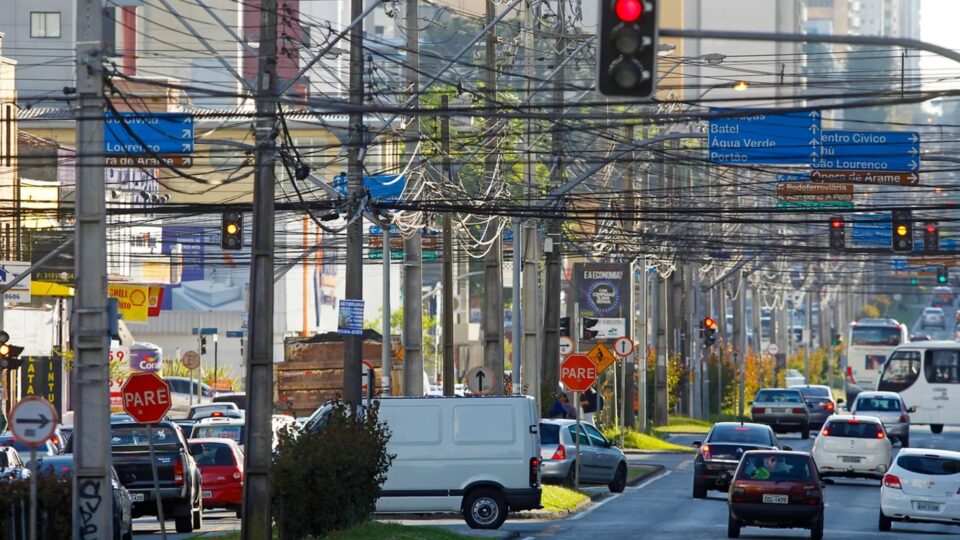 Curitiba quer enterrar 120 km de fios elétricos e de telecomunicação