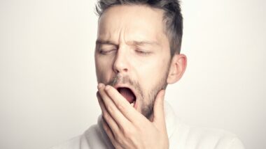Estima-se que mais de 70% dos brasileiros apresentem algum problema relacionado ao sono. Estresse, ansiedade, depressão, excesso de telas, energéticos, álcool e cigarros eletrônicos vêm comprometendo o descanso de adolescentes e adultos em uma escala sem precedente. Imagem referente a matéria