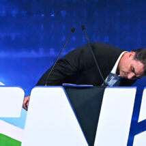 O senador Flávio Bolsonaro procura o voto feminino indeciso. Imagem referente a matéria