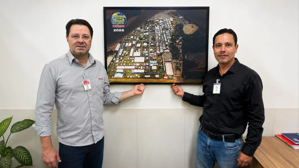 Da esquerda para a direita, Rogério Aver, gerente de Tecnologia da Informação (TI) da Coopavel, e José Rodrigues Costa Neto, coordenador de Infraestrutura da Coopavel e integrante do Show Rural Digital. Os especialistas destacam que a cibersegurança tornou-se um elemento estratégico para garantir a continuidade operacional e fortalecer a transformação digital no agronegócio.