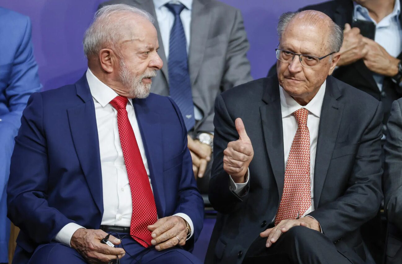 O vice-presidente Geraldo Alckmin abriu a coletiva classificando o tarifaço como “injusto”