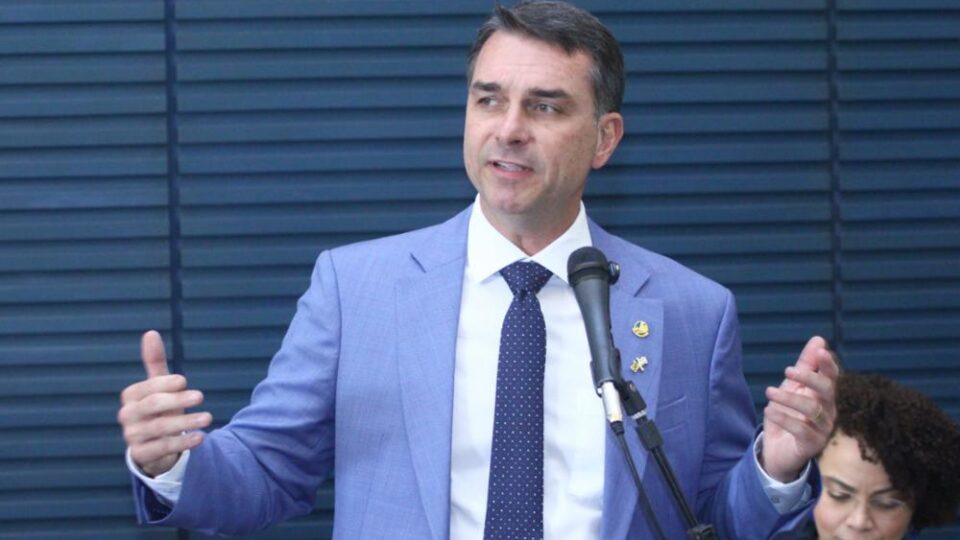 Flávio propõe rede de proteção, IA e empreendedorismo para ampliar autonomia feminina