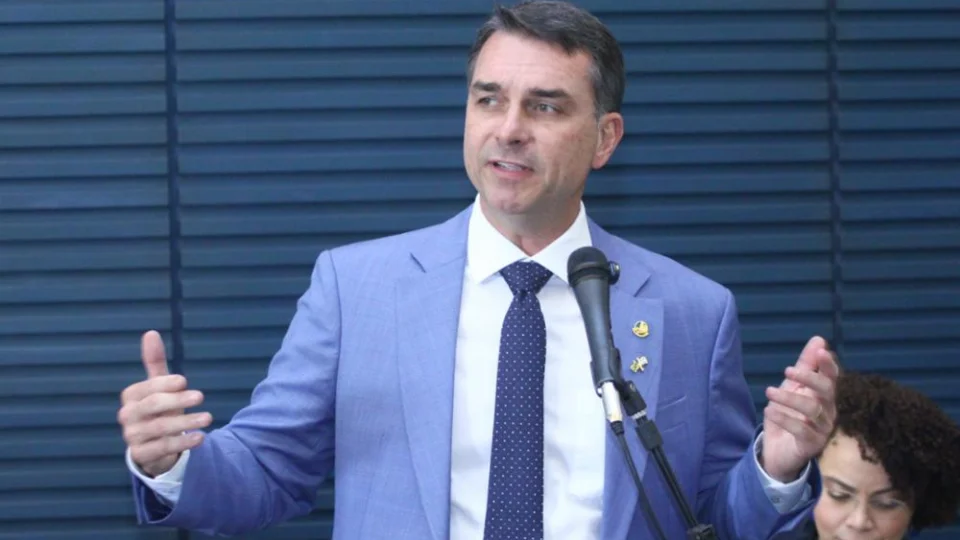 O senador Flávio Bolsonaro desenvolveu o programa em parceria com a ex-presidente da Caixa Econômica Federal Daniella Marques e outras mulheres