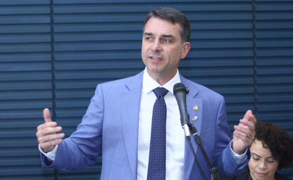 Flávio aposta em rede de proteção, IA e empreendedorismo para atrair voto feminino