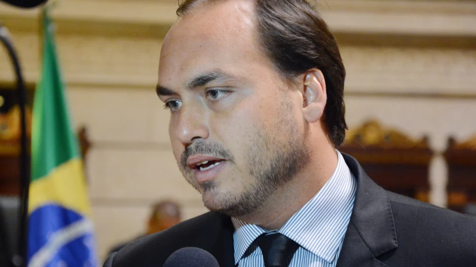 O ex-vereador Carlos Bolsonaro (PL) transferiu seu domicílio eleitoral para São José (SC), na Grande Florianópolis, no fim de 2025