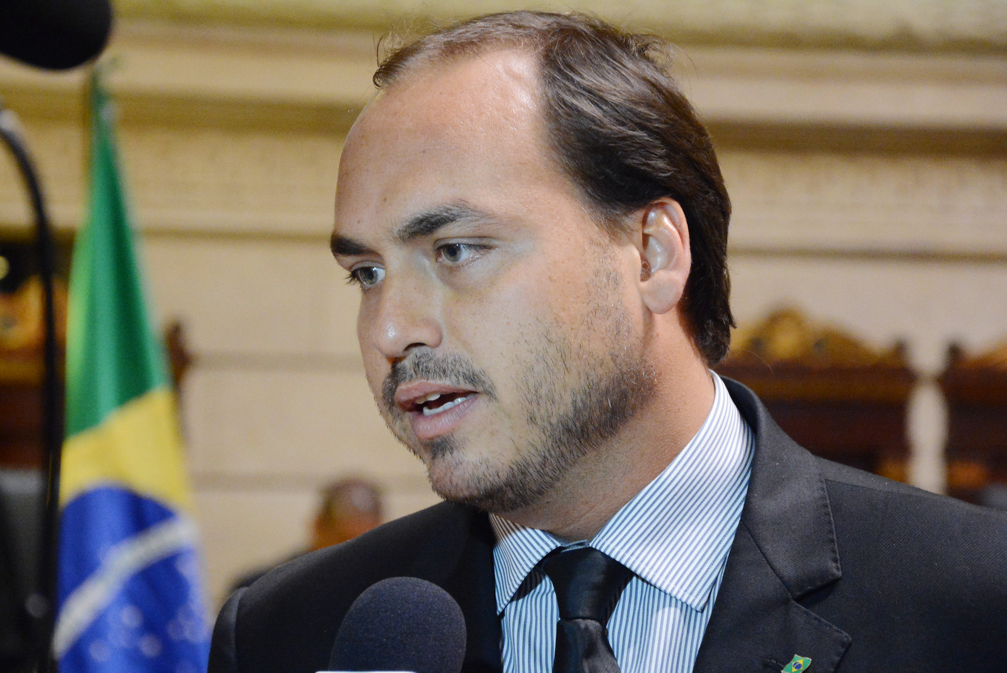 MP Eleitoral arquiva questionamento sobre domicílio eleitoral de Carlos Bolsonaro