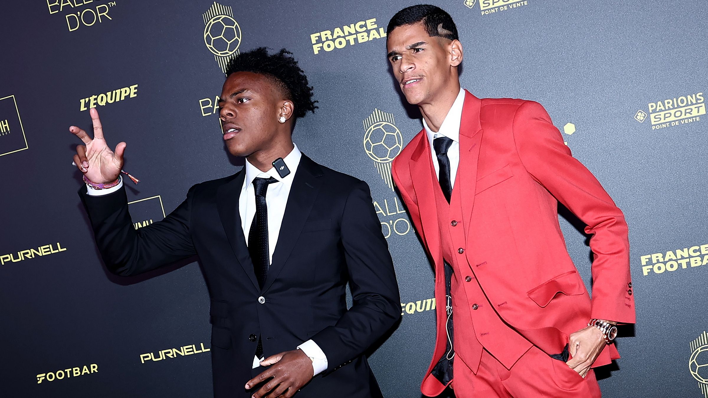 Os influenciadores Speed (esq.) e Luva de Pedreiro (dir.) chegam para a cerimônia da Bola de Ouro 2023, em Paris.