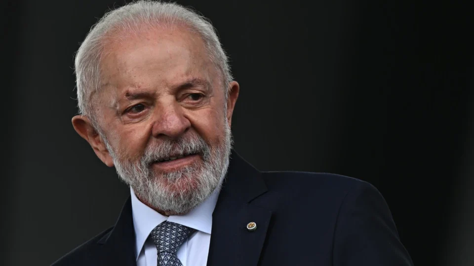 Com bandeira do Brasil, Lula diz que governo “não vacilará” na defesa da soberania