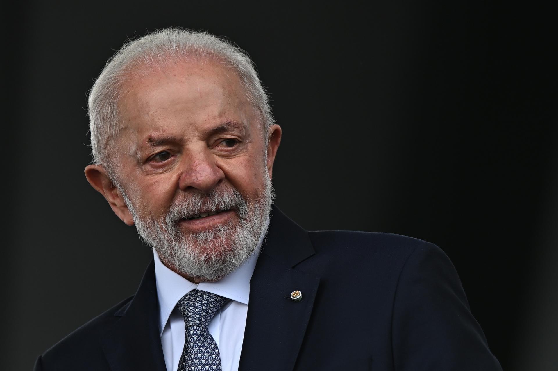 Com bandeira do Brasil, Lula diz que governo “não vacilará” na defesa da soberania