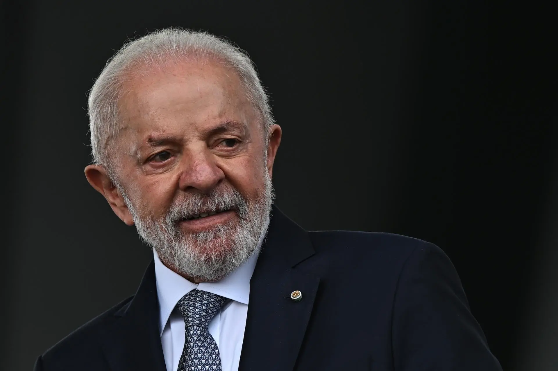 Com bandeira do Brasil, Lula diz que governo “não vacilará” na defesa da soberania