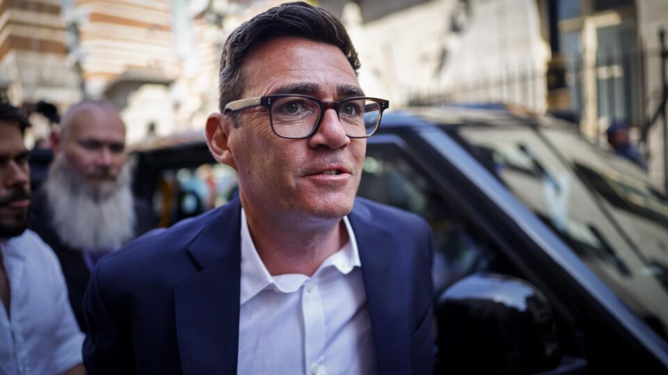 Andy Burnham é proclamado novo líder trabalhista e se tornará premiê britânico