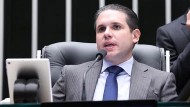 Presidente da Câmara argumenta que retaliação é legítima e vê pressão política dos EUA.