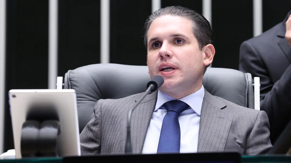 Presidente da Câmara argumenta que retaliação é legítima e vê pressão política dos EUA.