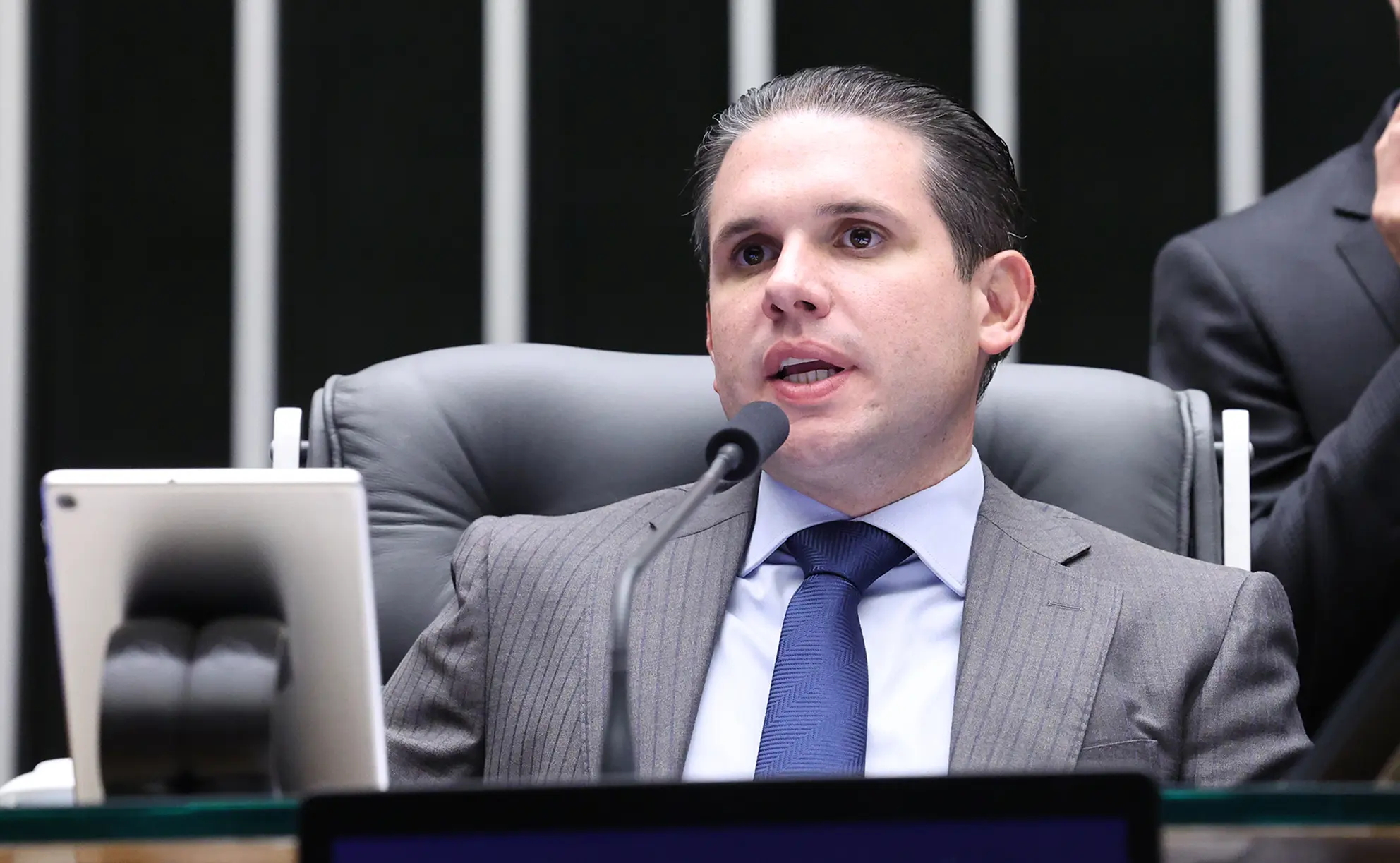 Presidente da Câmara argumenta que retaliação é legítima e vê pressão política dos EUA.