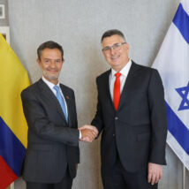 O futuro ministro das Relações Exteriores da Colômbia, Omar Bula, e o chanceler de Israel, Gideon Sa’ar, em encontro em Washington nesta semana Imagem referente a matéria