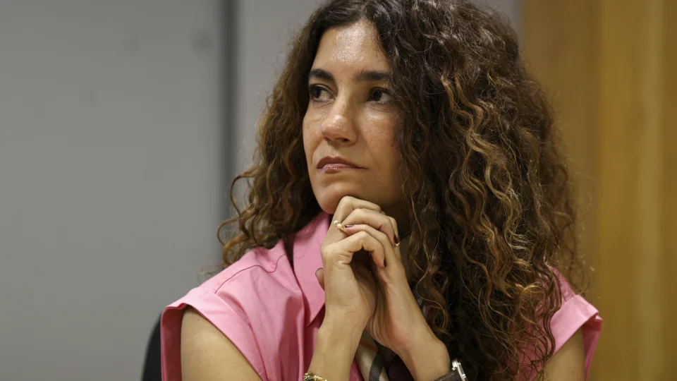 Baseada em restrições eleitorais, Antonia Pellegrino determinou a remoção de mais de 150 mil conteúdos.