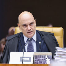 Moraes marca depoimento de Flávio Bolsonaro em ação sobre post contra Lula Ministro fixou data após defesa do senador pedir mais prazo por conta da agenda da pré-campanha.