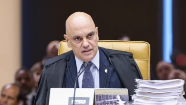 Ministro fixou data após defesa do senador pedir mais prazo por conta da agenda da pré-campanha.