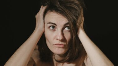 A insuficiência ovariana precoce ocorre quando os ovários perdem sua função normal antes da idade considerada habitual para a menopausa. Imagem referente a matéria
