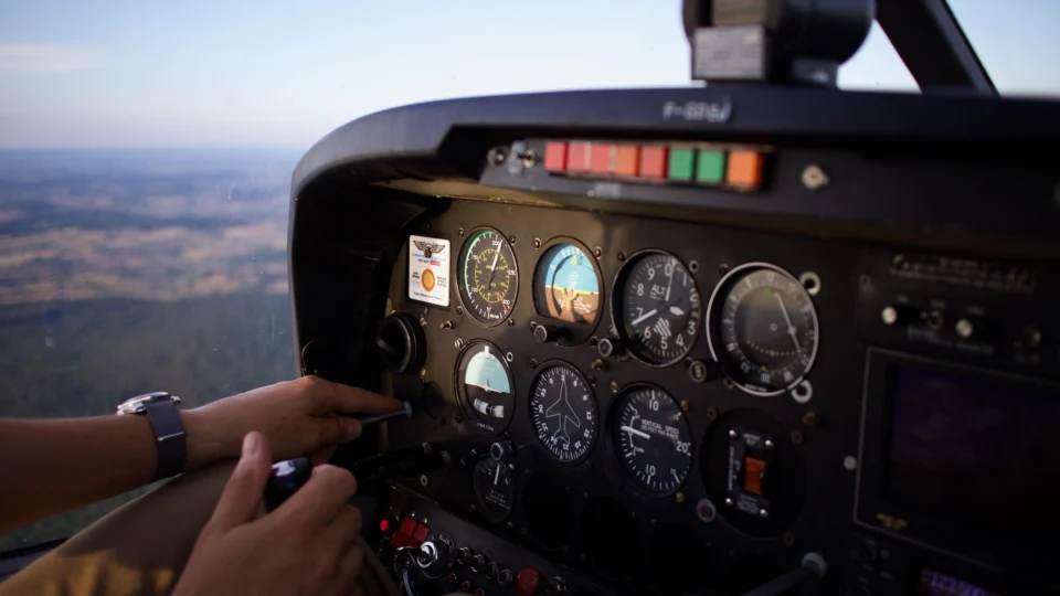 Painel de avião: Banho de óleo é um ritual tradicional na aviação no Brasil.