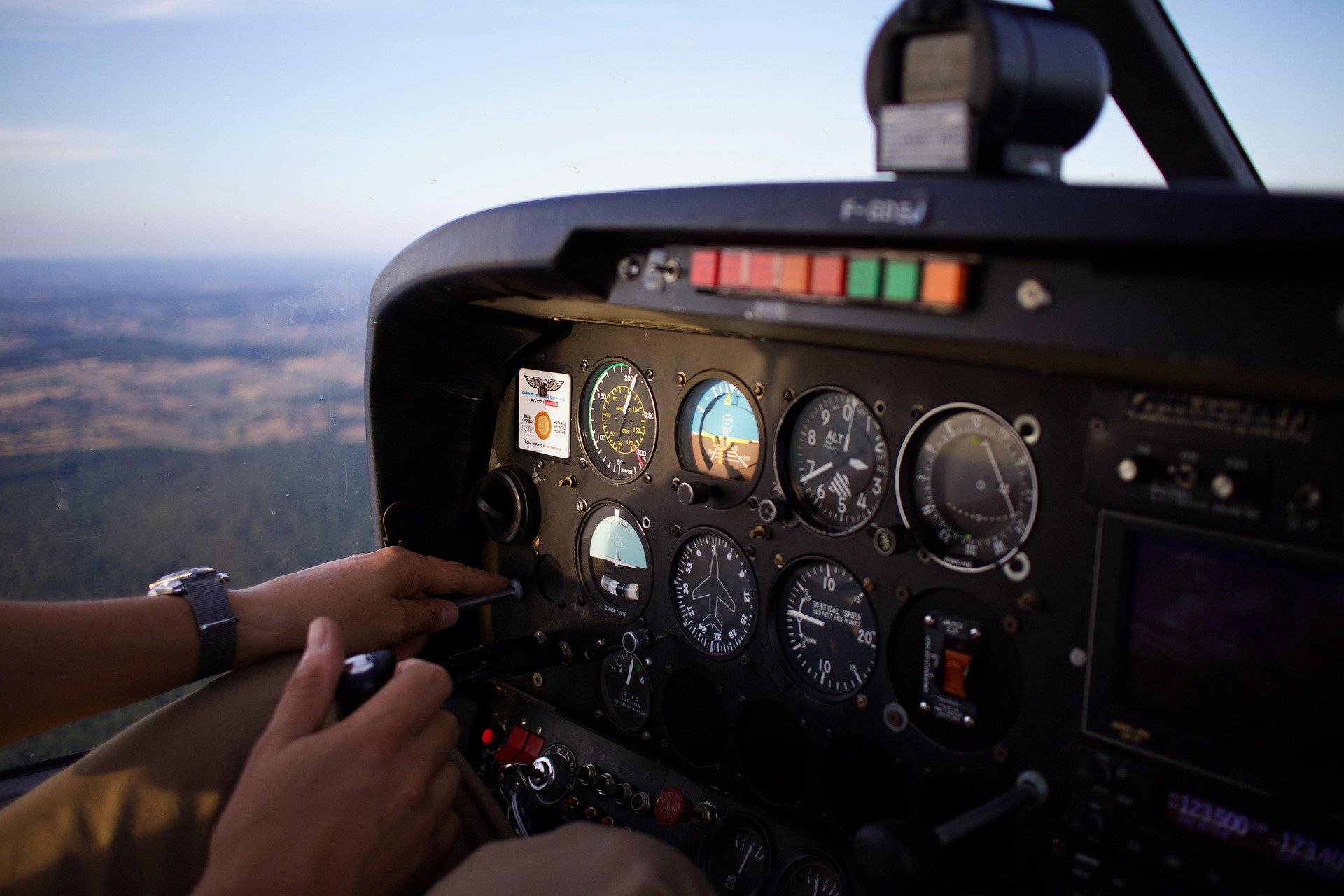 Por que escolas de aviação dão banho de óleo como o que matou um piloto no Paraná