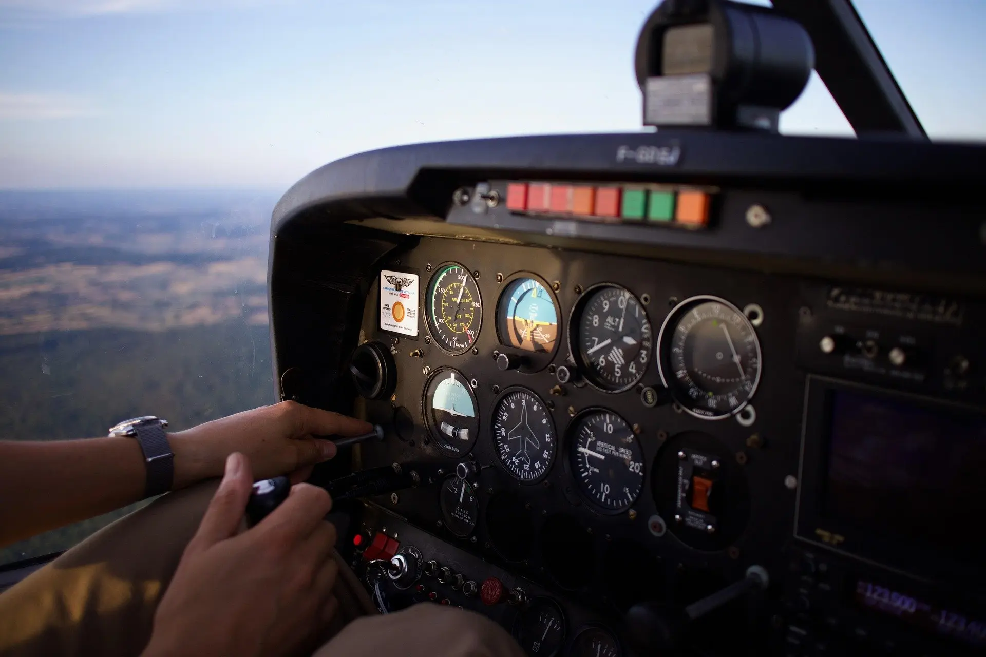 Painel de avião: Banho de óleo é um ritual tradicional na aviação no Brasil.