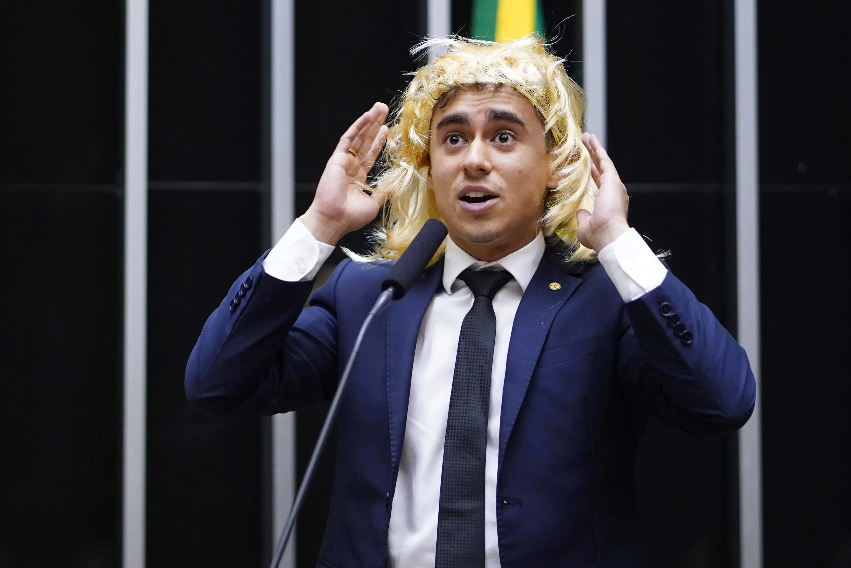 Deputado subiu à tribuna, colocou uma peruca e disse que, a partir de então, era a "deputada Nikole".