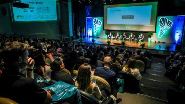 Participantes acompanham debates durante a Health Meeting Brasil, evento que reúne profissionais, empresas e especialistas para discutir inovação, gestão e os desafios do setor de saúde.