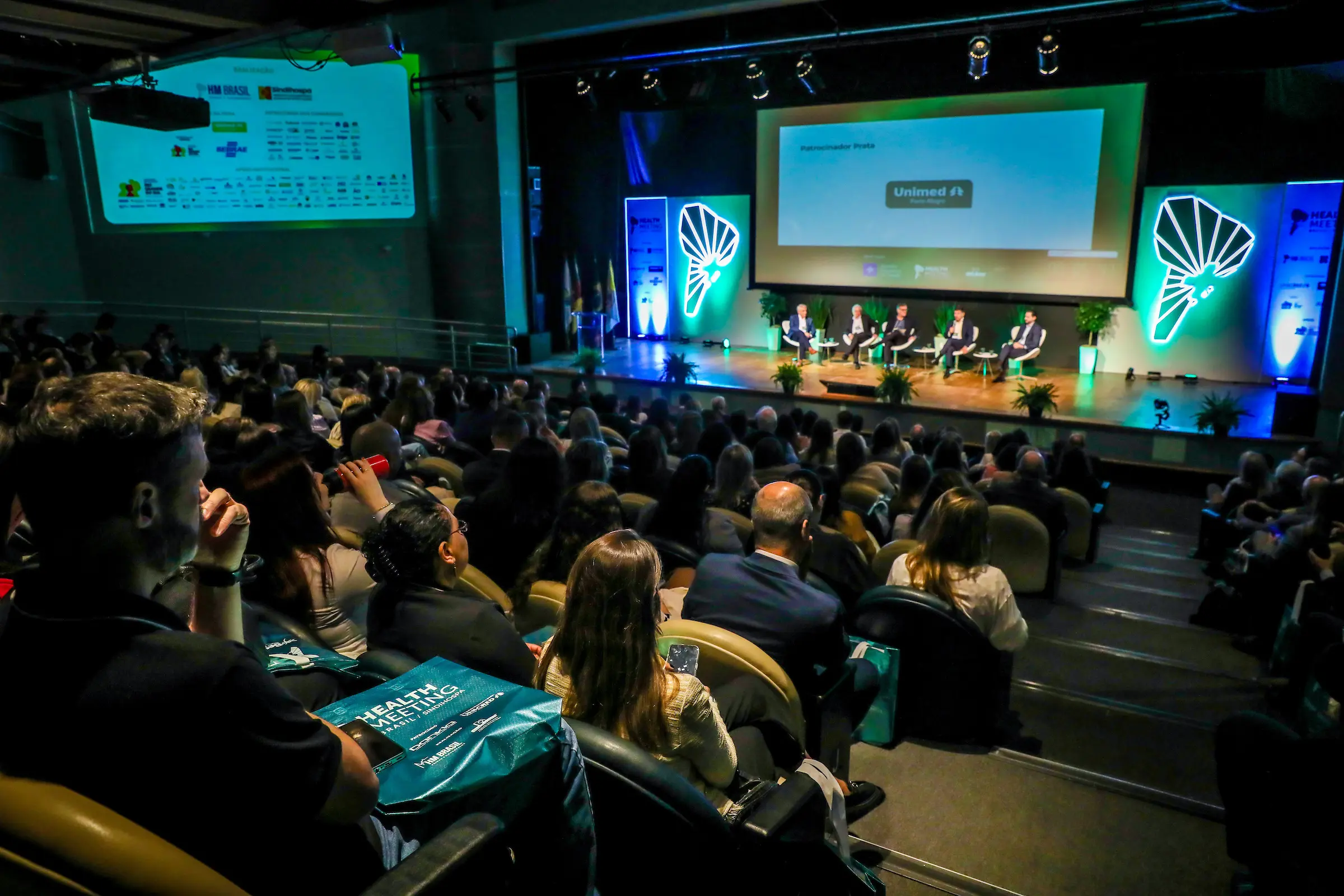Participantes acompanham debates durante a Health Meeting Brasil, evento que reúne profissionais, empresas e especialistas para discutir inovação, gestão e os desafios do setor de saúde.