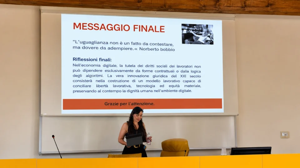 Na foto, a advogada Priscila Alves Sequinel, sócia e responsável pela área trabalhista do Deneka Advogados, apresenta na Università degli Studi di Modena e Reggio Emilia, o berço mundial da medicina do trabalho , sua pesquisa comparando Brasil e Itália na gestão dos fatores de riscos psicossociais.