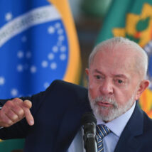 Lula evita tarifaço, cobra respeito e diz que “contra o Brasil ninguém ganha mentindo” Lula evita tarifaço, cobra respeito e diz que “ninguém ganha mentindo” do Brasil