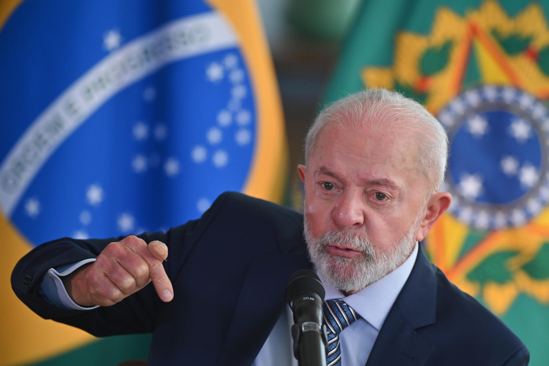Lula afirmou que responderá ao novo tarifaço dos EUA apenas após uma manifestação de Donald Trump e cobrou respeito ao Brasil.