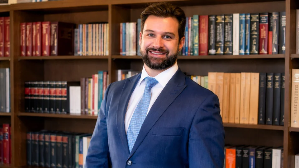 Adv. Rodrigo Castor de Mattos, sócio-fundador do escritório, integra o grupo de profissionais que assina a análise sobre os limites constitucionais do poder investigativo do Estado e os riscos da chamada fishing expedition desta reportagem.