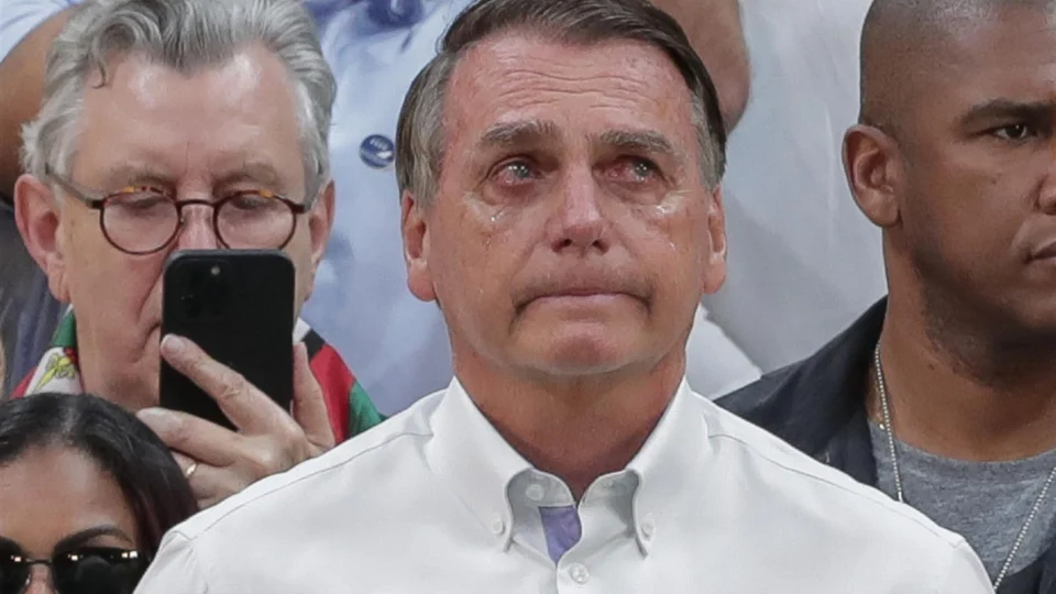 Relatório médico diz que Bolsonaro teve crise de soluços por 36 horas