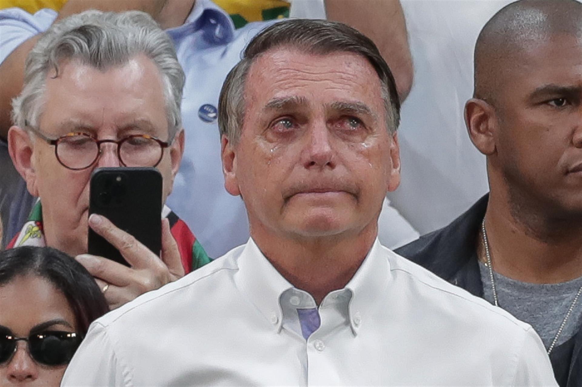 Relatório médico diz que Bolsonaro teve crise de soluços por 36 horas