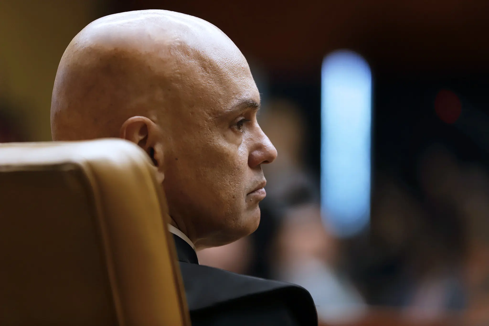 O ministro Alexandre de Moraes, do STF, alega que Bolsonaro descumpriu as medidas cautelares impostas no regime de prisão domiciliar humanitária