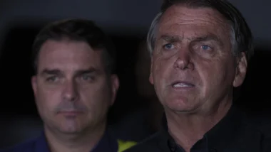 Flávio diz que Bolsonaro “foi enterrado vivo” por Moraes; aliados reagem
