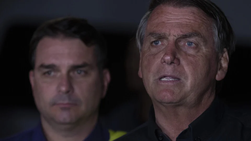Flávio diz que Bolsonaro “foi enterrado vivo” por Moraes; aliados reagem