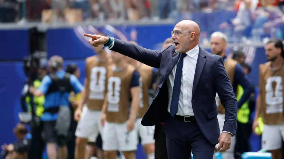 Luis de la Fuente dirige a Espanha durante partida contra a Áustria na Copa do Mundo.