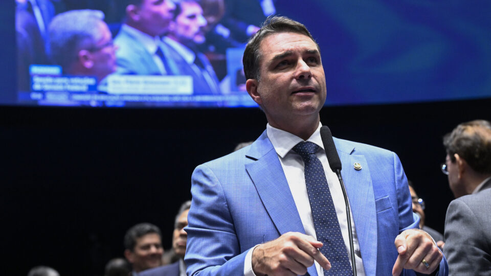 Flávio Bolsonaro critica Moraes após restrições ampliadas a Bolsonaro