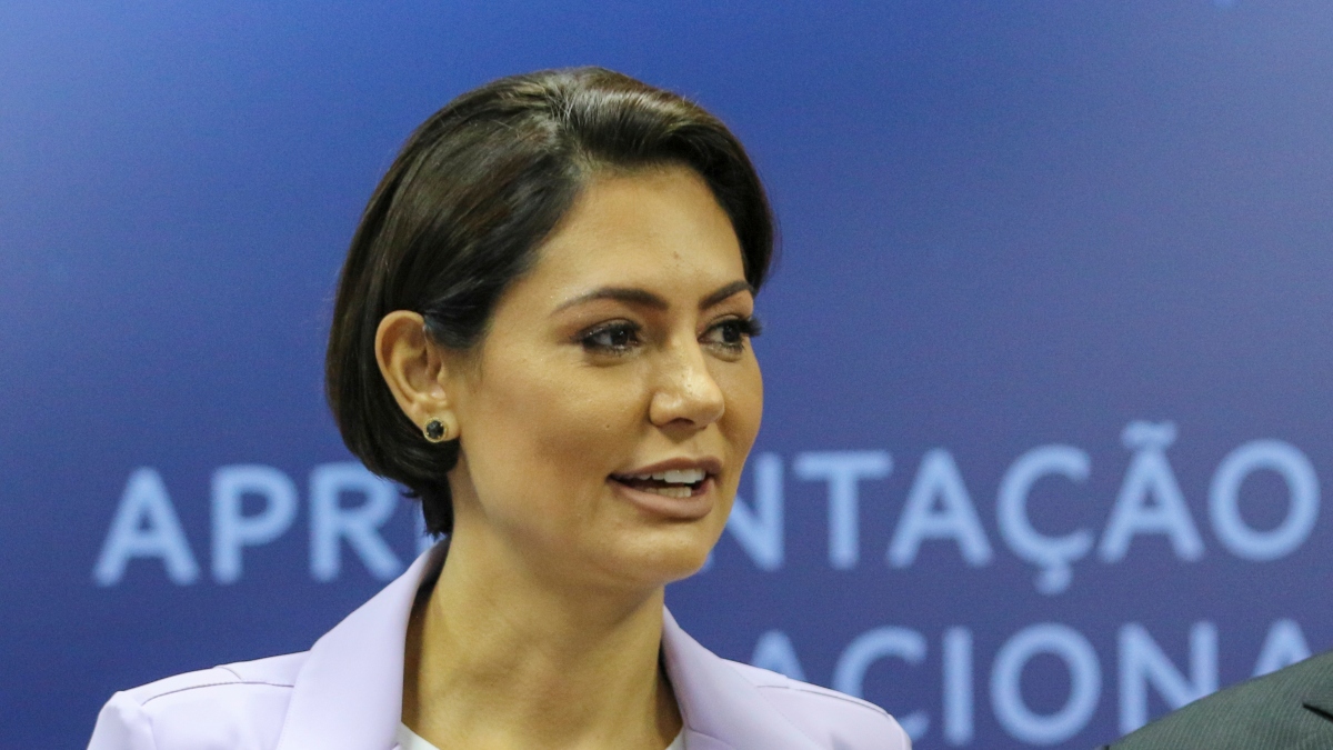 Governadora do DF faz aceno a Michelle Bolsonaro para concorrer ao Senado