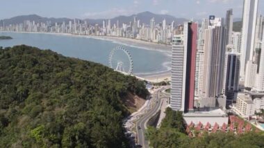 Vista da Estrada da Rainha, no Pontal Norte, é um dos principais cartões-postais da cidade